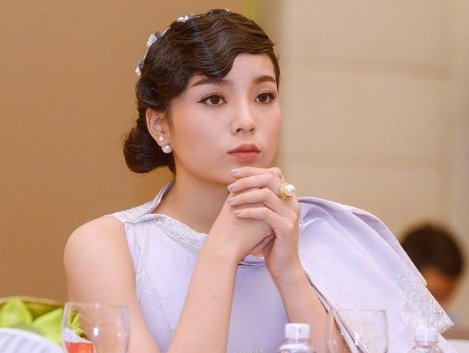 Kỳ Duyên cho biết vì trời mưa quá to và tắc đường khiến cho cô và Á hậu Tú Anh tới muộn.